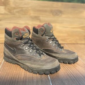 Nike ACG Womens Hiking Boots 941012-IA Sz 9.5